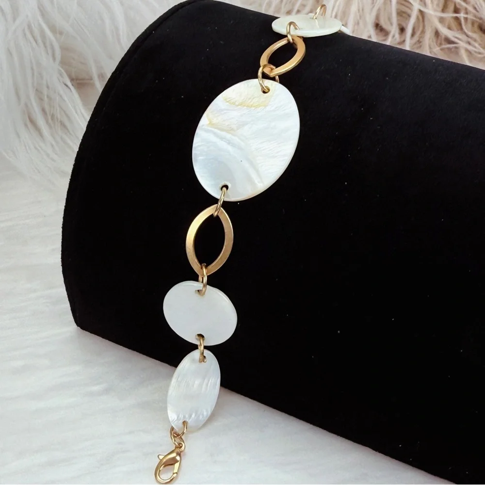 Beautiful, goldtone, shell costume bracelet